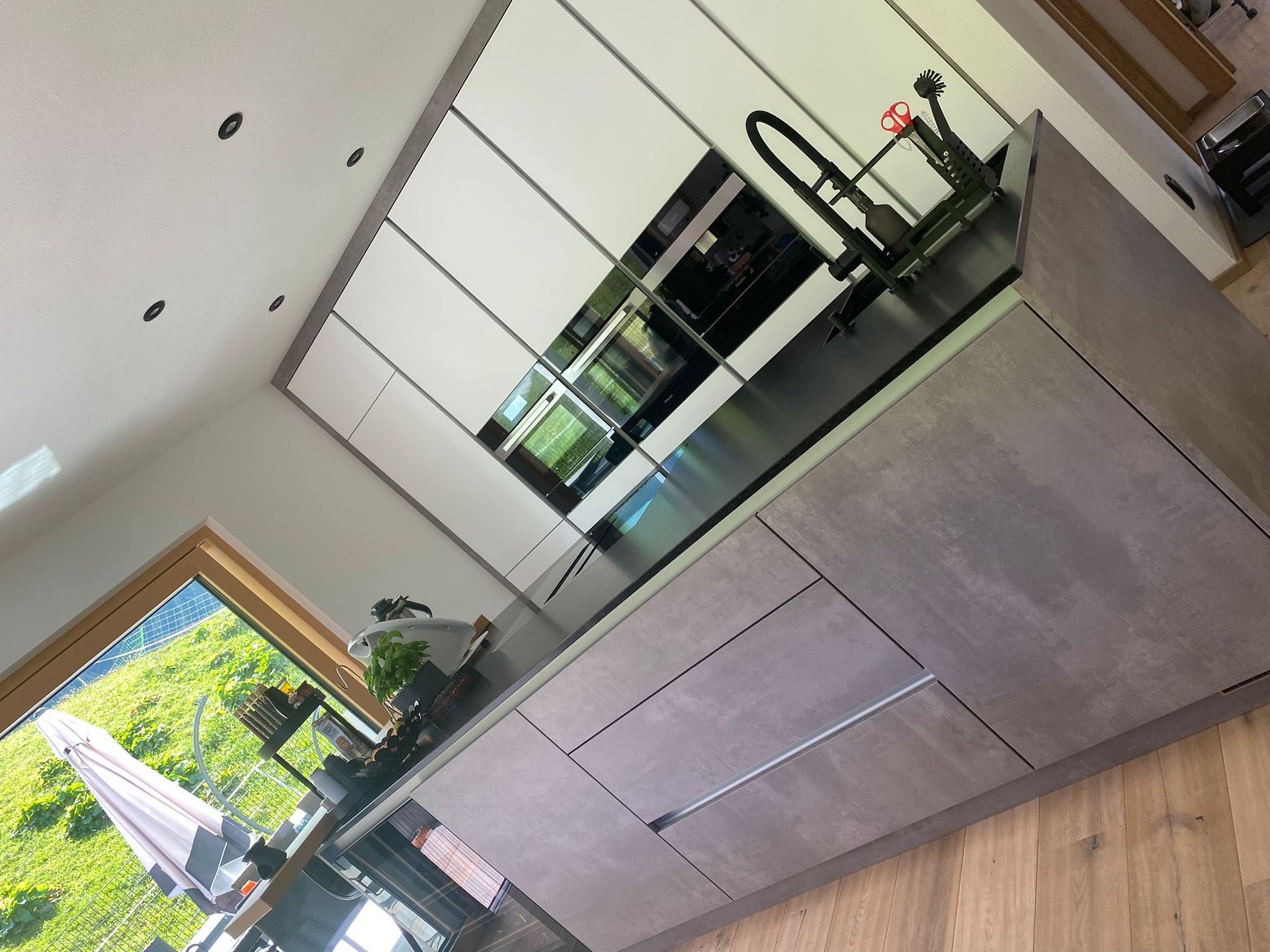 Moderne Küche mit grauen Kücheninselschränken