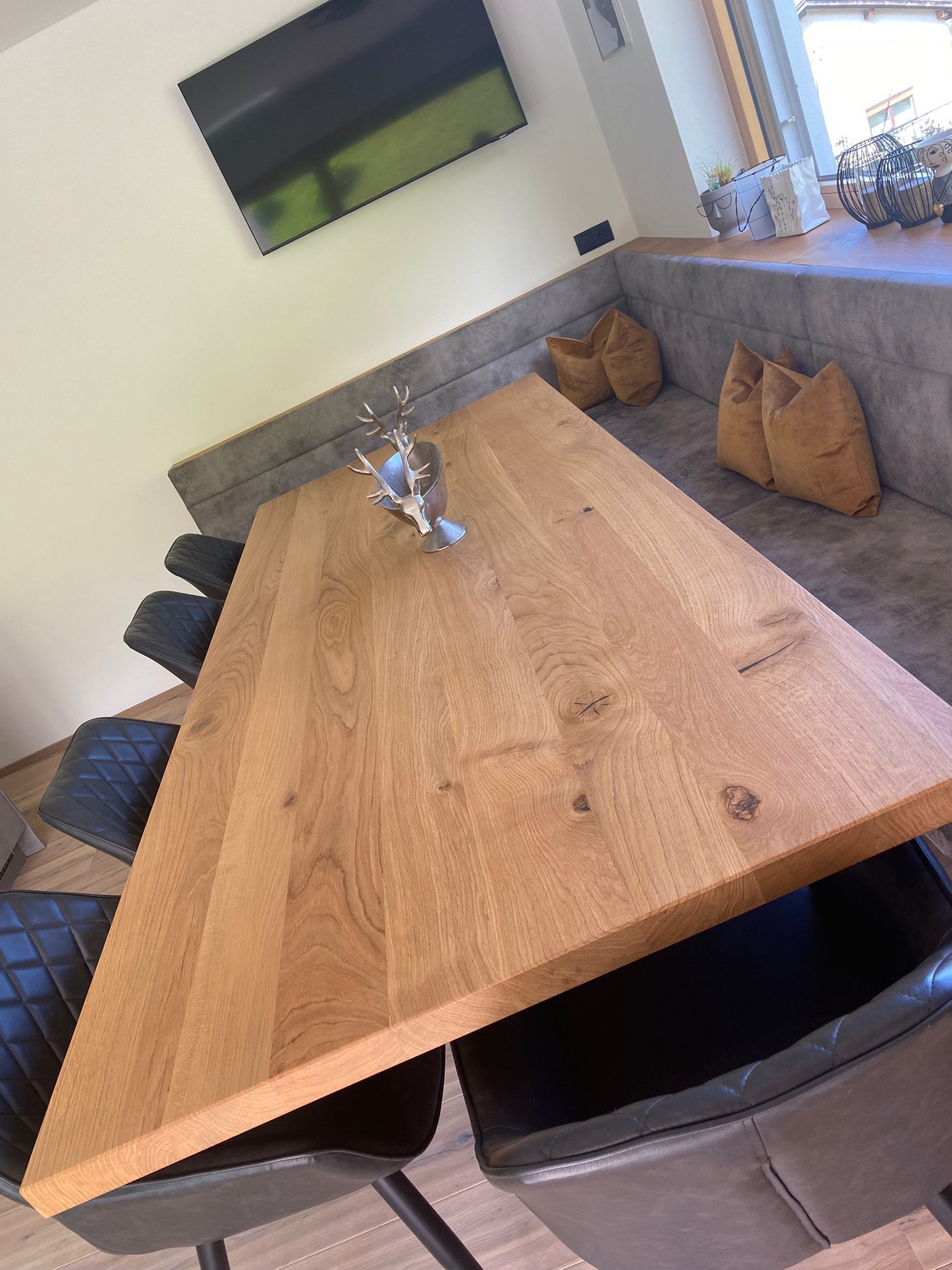 Ein Esstisch aus Holz mit schwarzen Stühlen