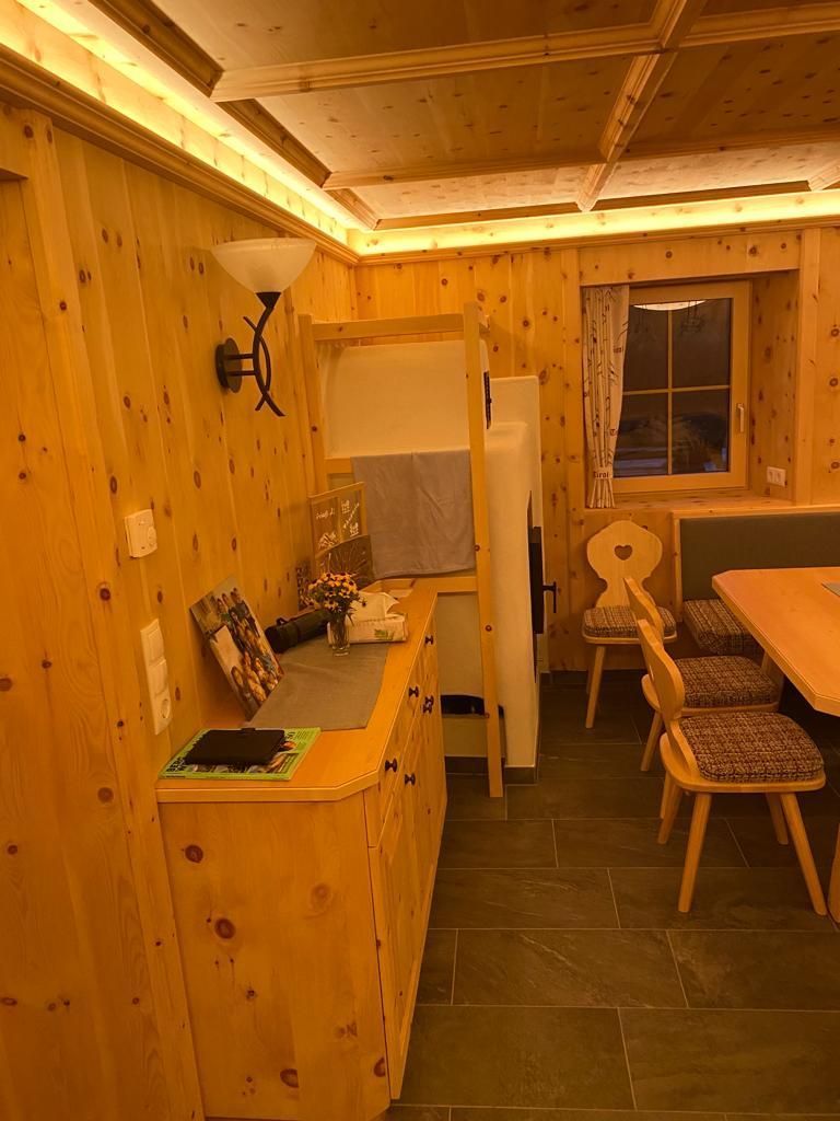 Rustikales Zimmerinterieur mit hellen Holzvertäfelungen