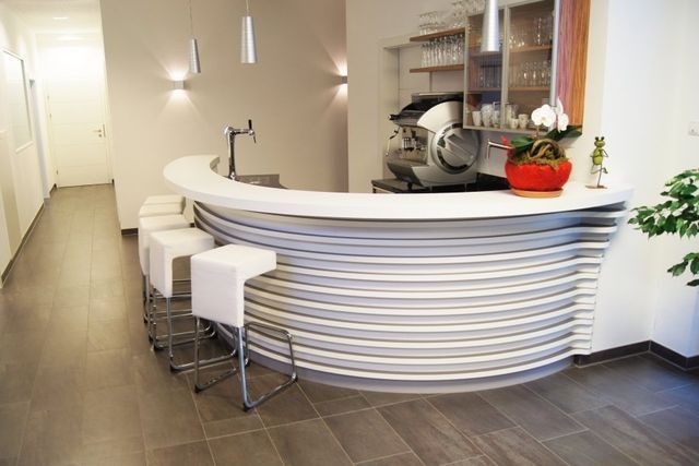 Eine geschwungene, weiße Bar mit horizontalen Rippen