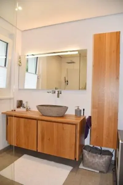 Ein modernes Badezimmer mit einem schwebenden Waschtisch aus Holz