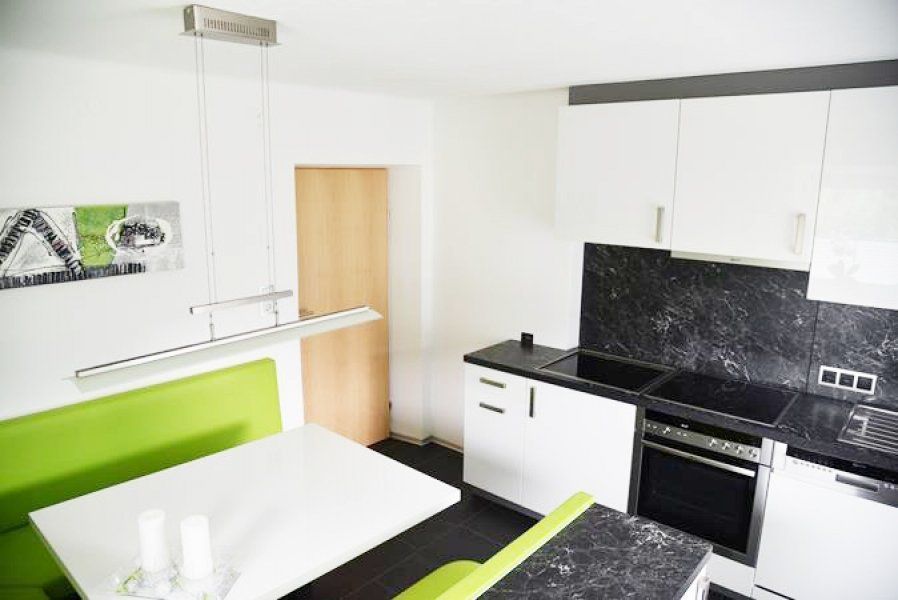 Eine moderne Küche mit weißen Schränken