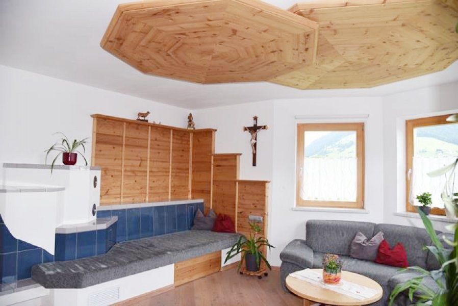 Wohnzimmer mit einer blauen Fliesenbank, Holzvertäfelung an den Wänden