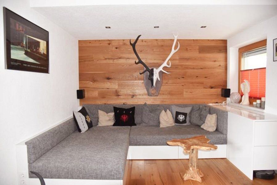 Eine gemütliche Wohnzimmerecke mit einer grauen L-förmigen Eckcouch