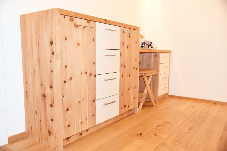 Ein hölzernes Aufbewahrungsmöbel mit Türen aus astigem Holz