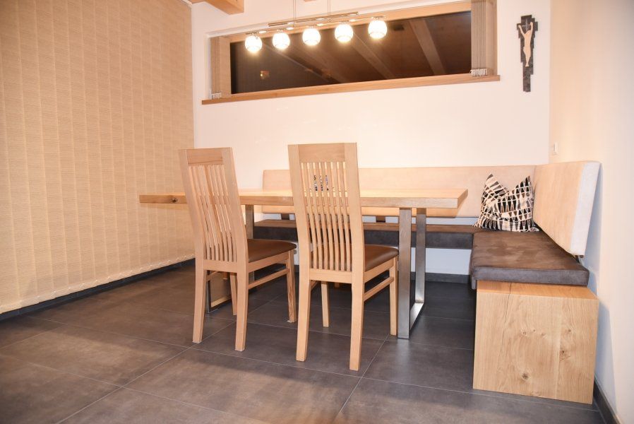 Ein moderner Essbereich mit einem Holztisch