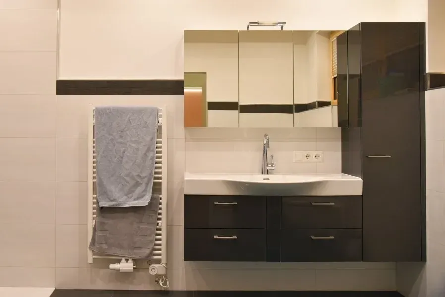 Moderner Badezimmerwaschtisch mit weißem Waschbecken