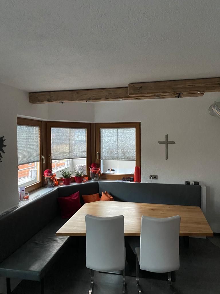 Eine gemütliche Essecke mit einem Holztisch