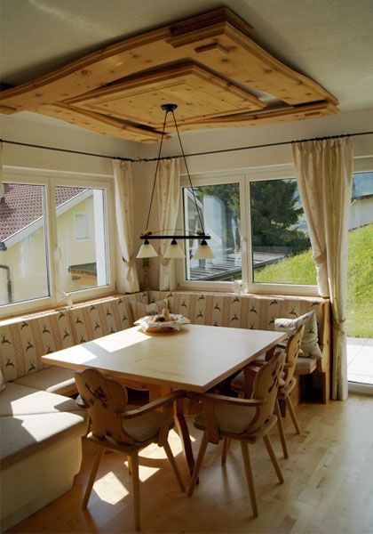 Eine sonnige Frühstücksecke mit einer hölzernen Eckbank