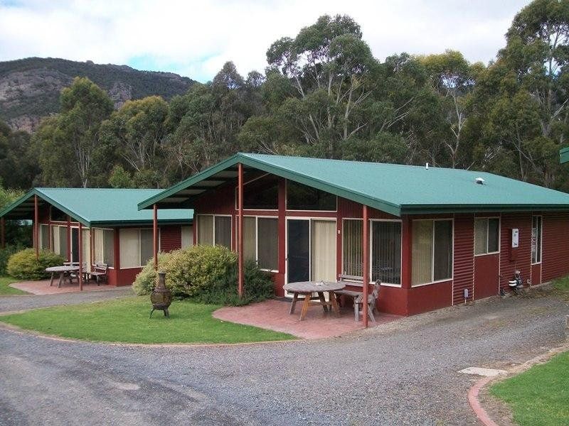 Halls Gap Valley Lodges spacious lodges with views of Serra Range mountains of Grampians / Gariwerd National Park.