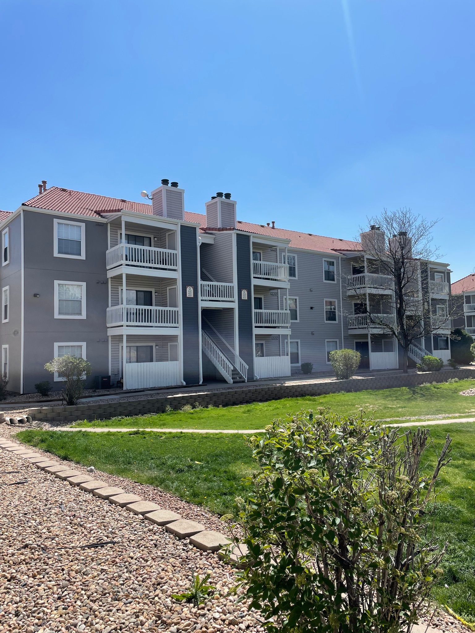 A large apartment building with a lot of balconies and stairs.