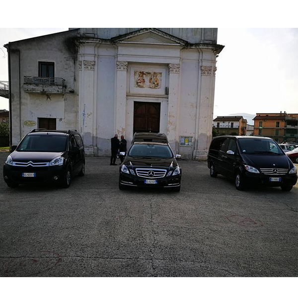 Auto delle onoranze funebri davanti a una chiesa