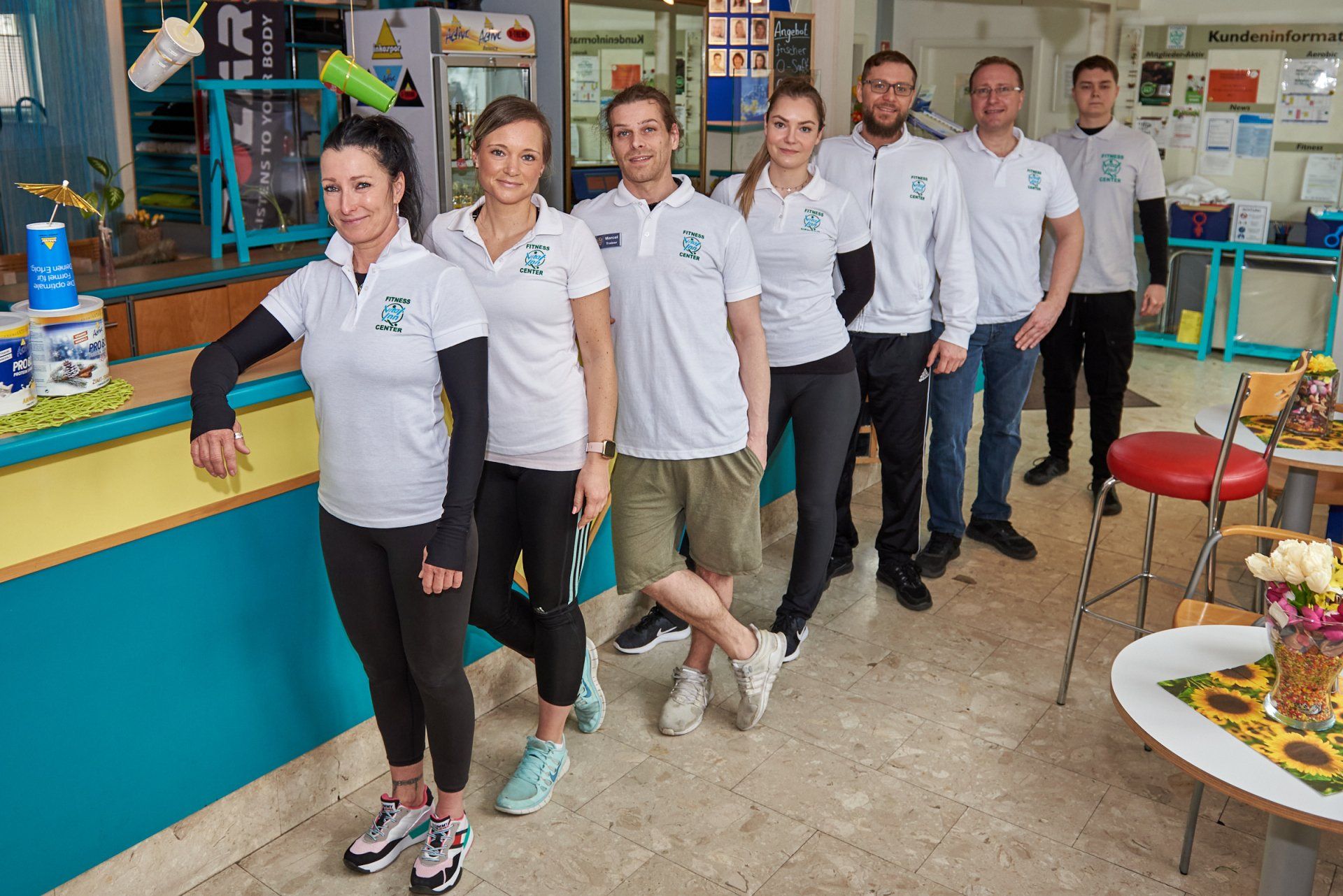 Eine Gruppe von Menschen posiert in einer Reihe für ein Foto.