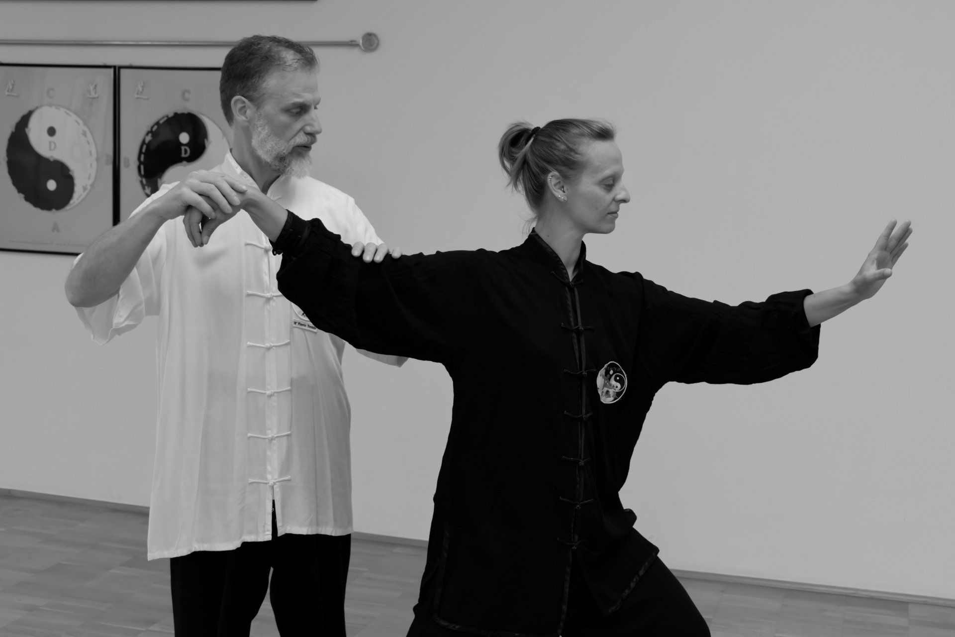 Un uomo e una donna praticano le arti marziali in una foto in bianco e nero.