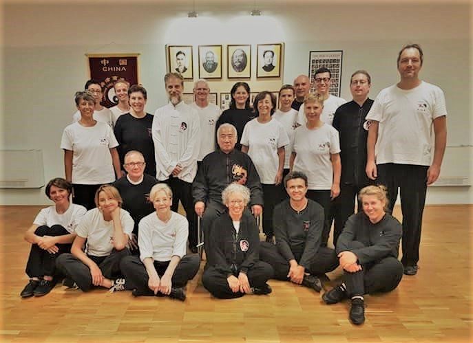 Un gruppo di persone posa per una foto in una stanza.