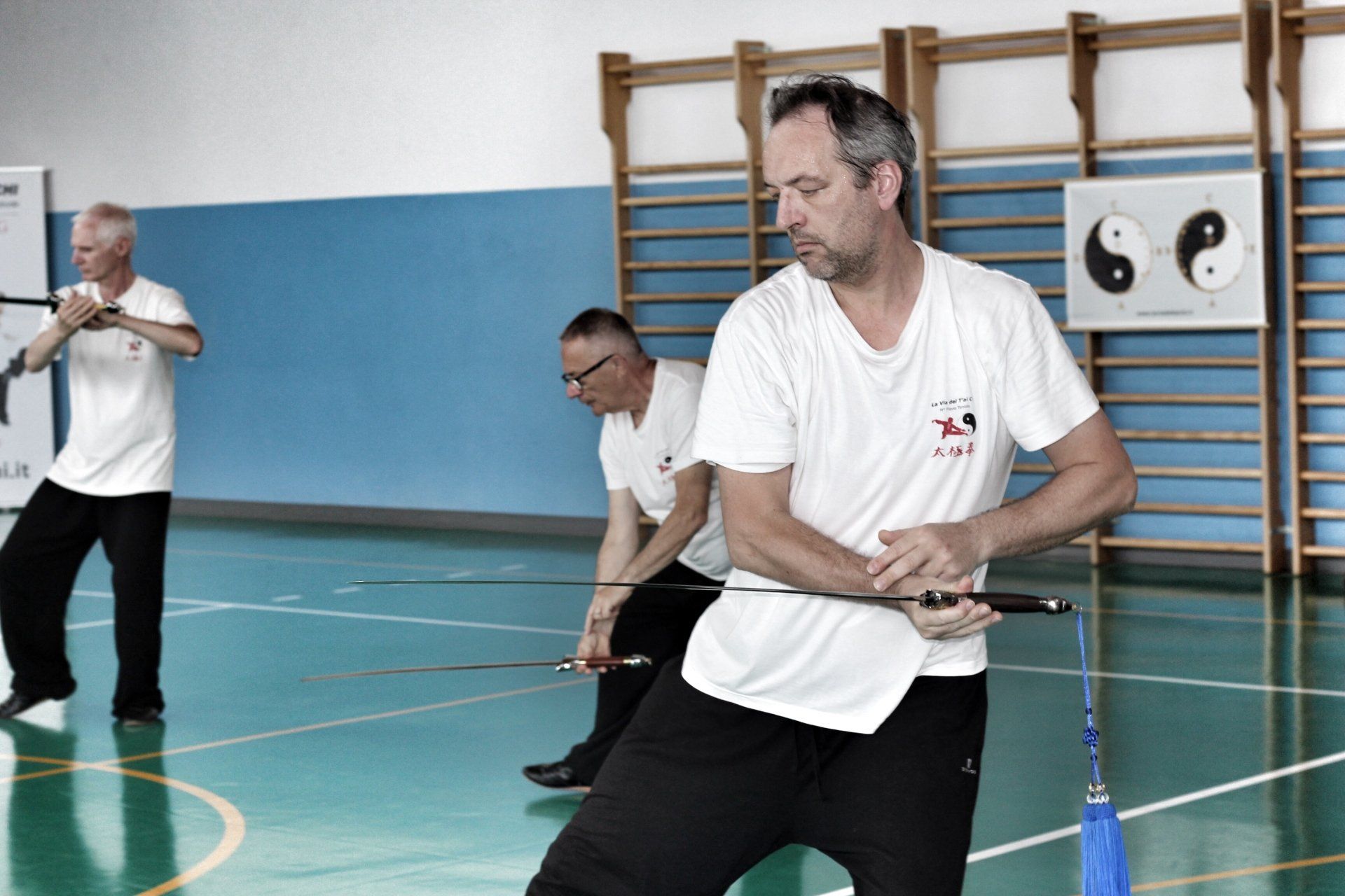 Un gruppo di uomini pratica arti marziali in una palestra