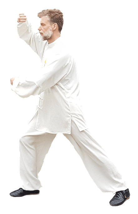 Un uomo vestito di bianco pratica le arti marziali
