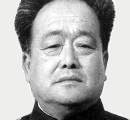 Una foto in bianco e nero di un uomo con gli occhi chiusi.