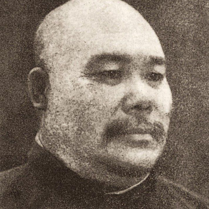 Una foto in bianco e nero di un uomo calvo con la barba.