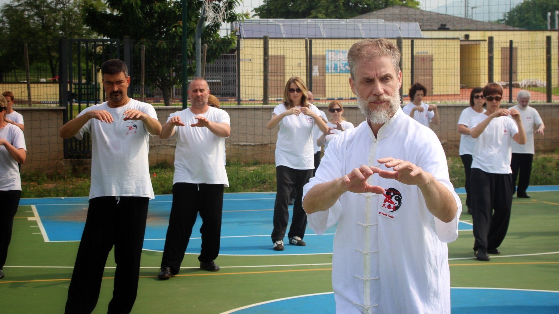 Un gruppo di persone pratica le arti marziali in un campo.