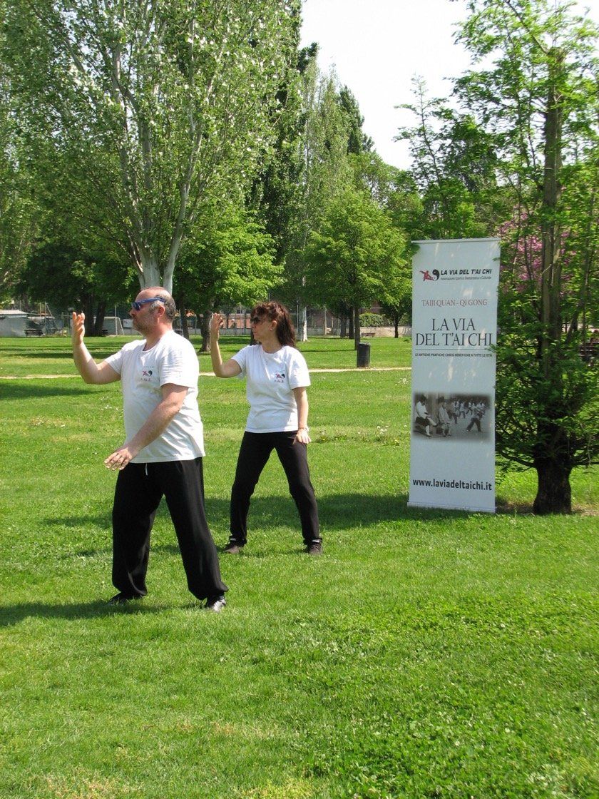 Un uomo e una donna praticano le arti marziali in un parco