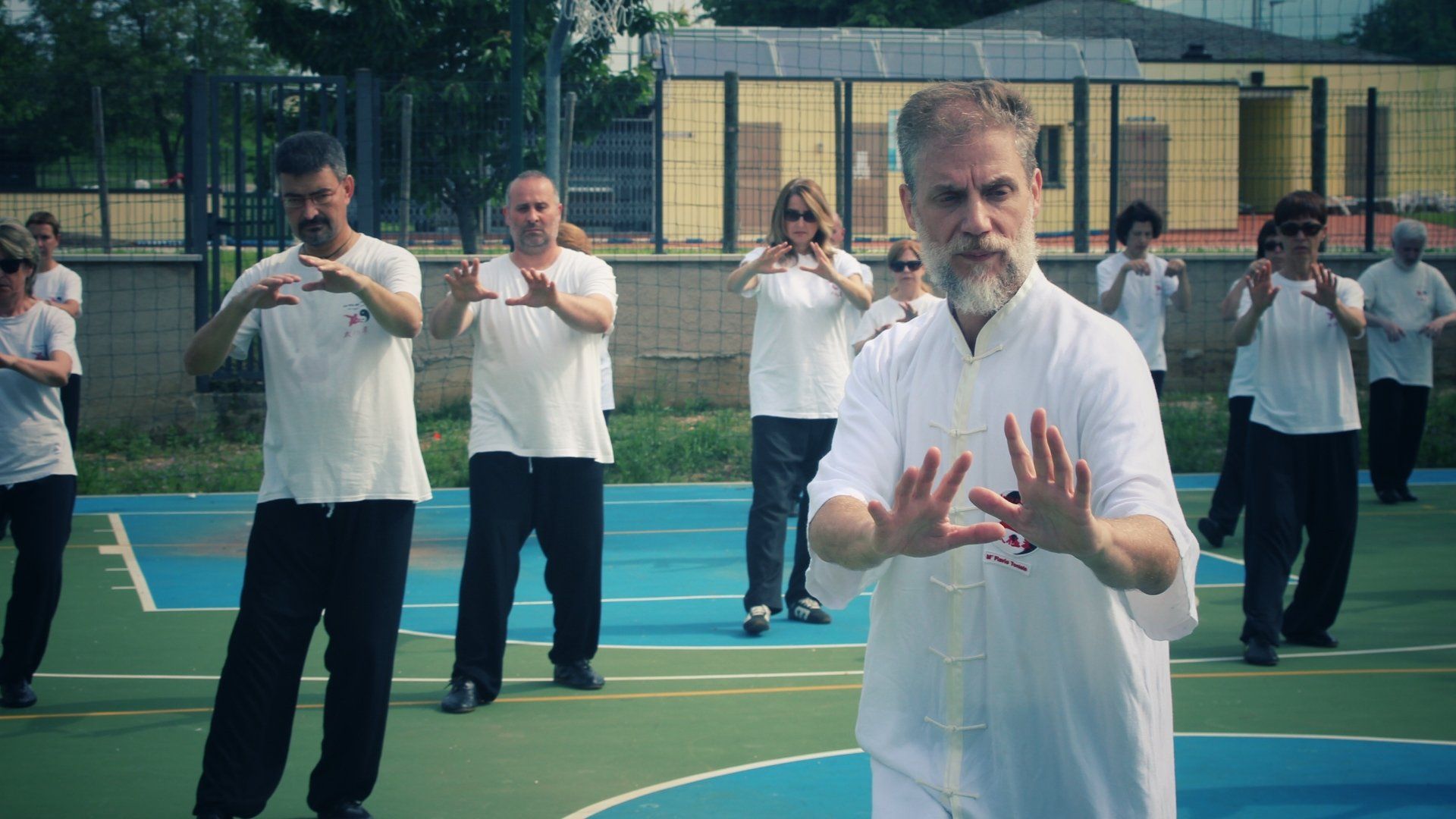 Un gruppo di persone pratica le arti marziali in un campo.