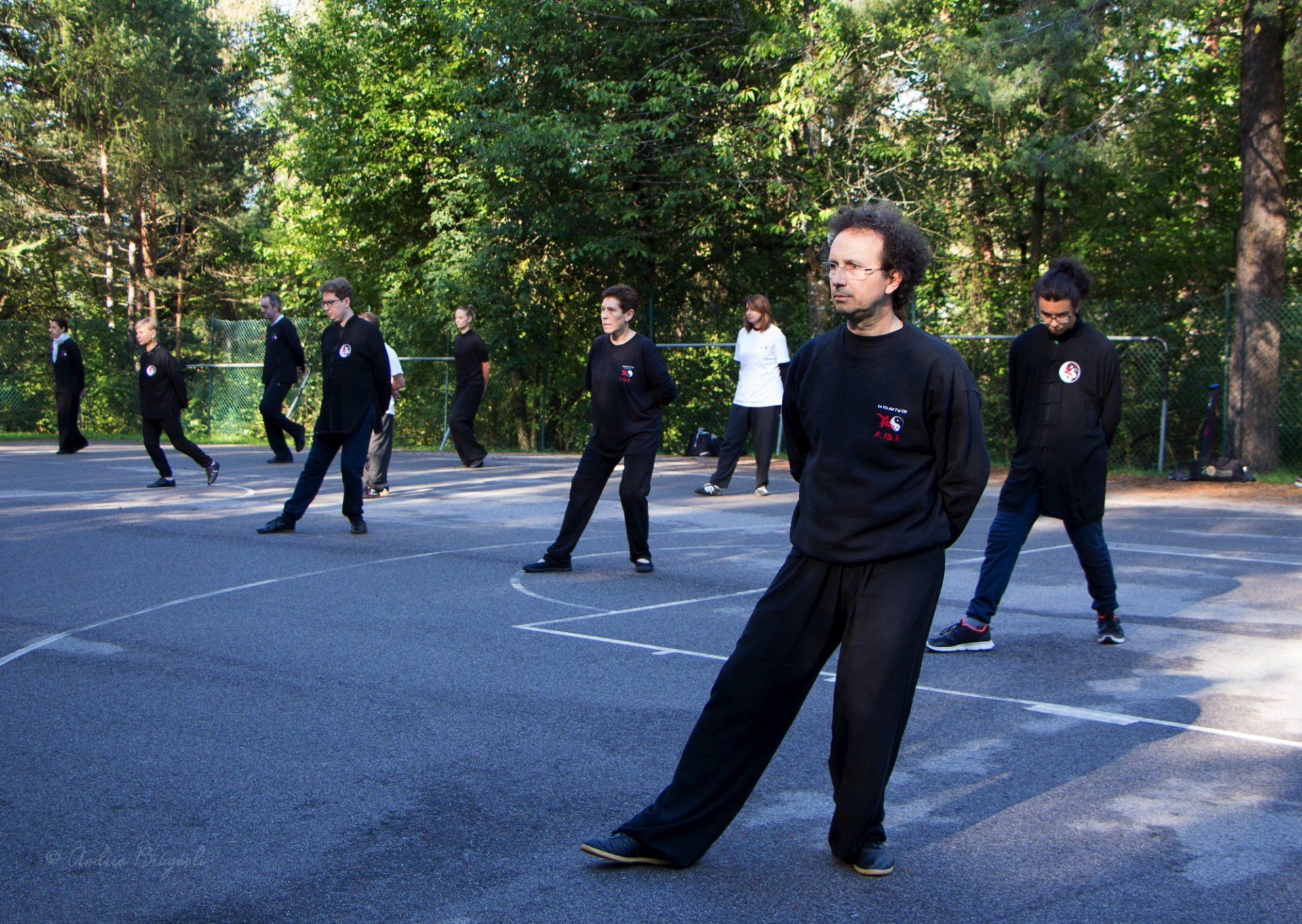 Un gruppo di persone pratica le arti marziali in un parcheggio