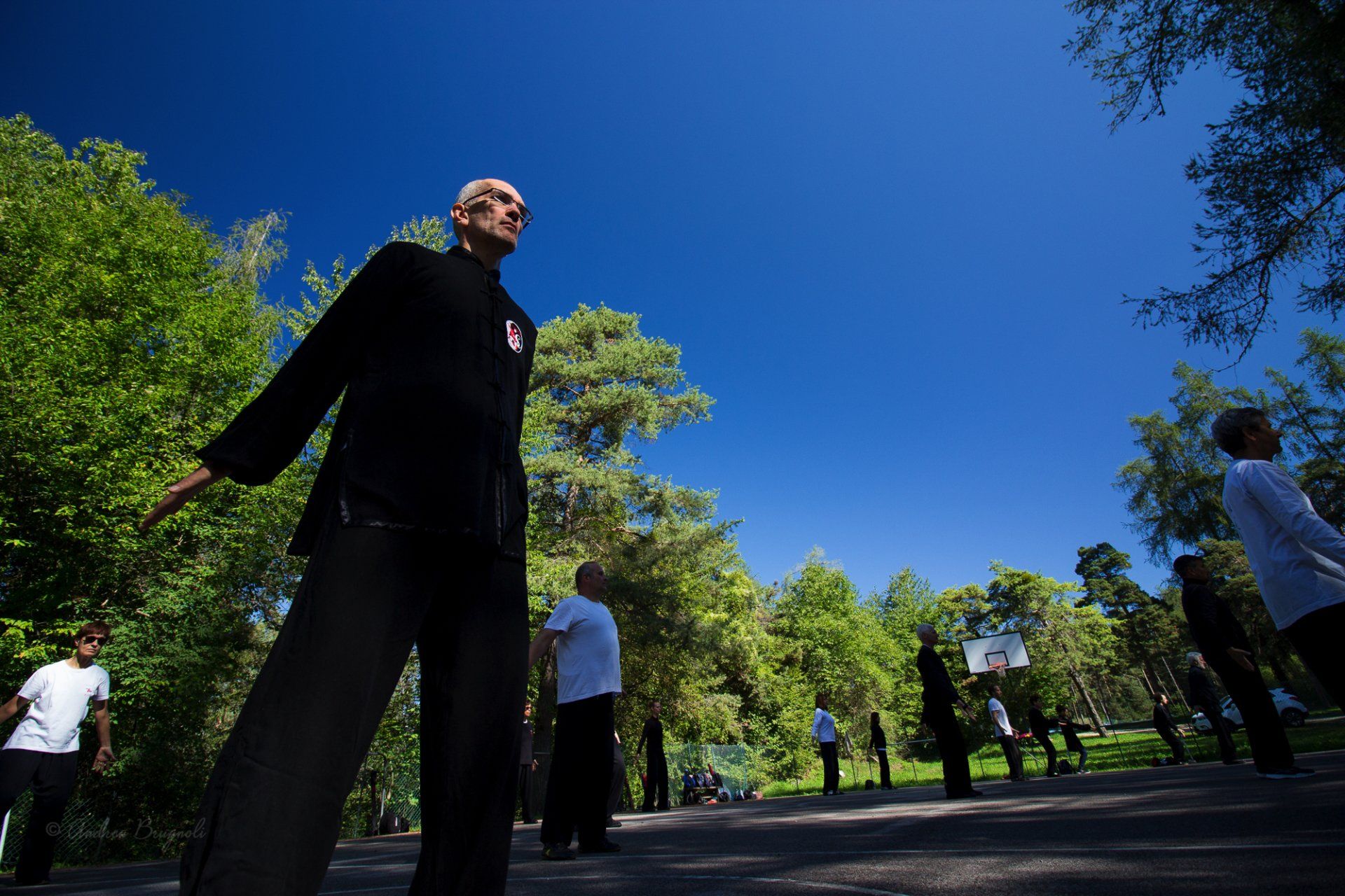 Un gruppo di persone pratica le arti marziali in un parco