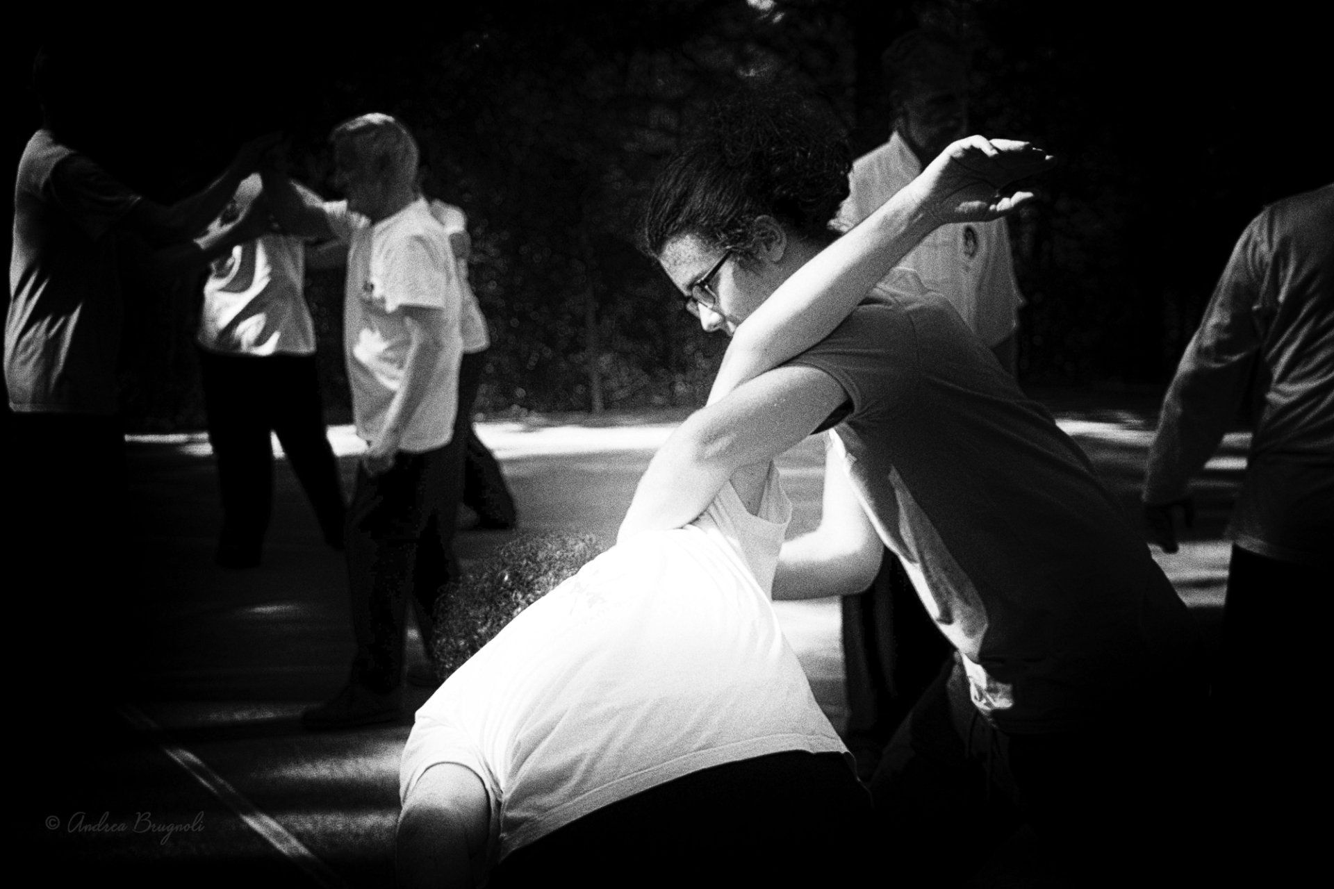Un gruppo di persone balla in una foto in bianco e nero.
