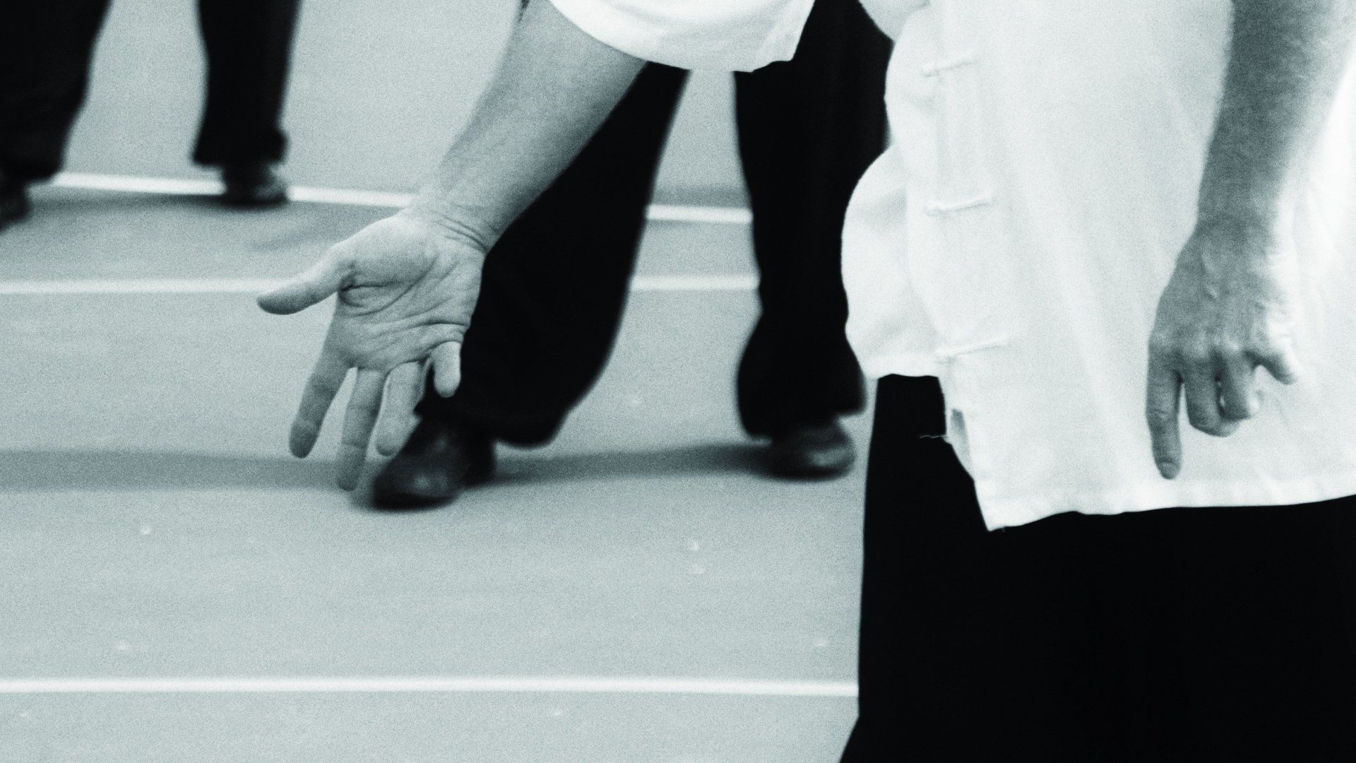 Una foto in bianco e nero della mano di una persona che si allunga