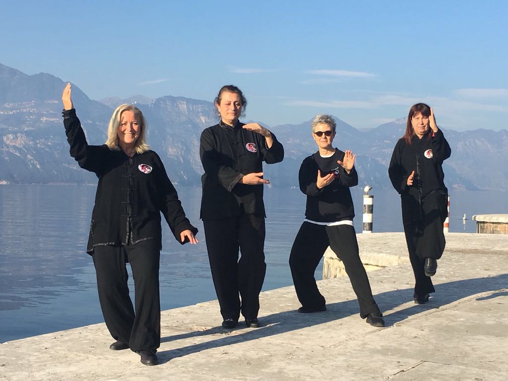 Un gruppo di donne pratica le arti marziali su un molo.