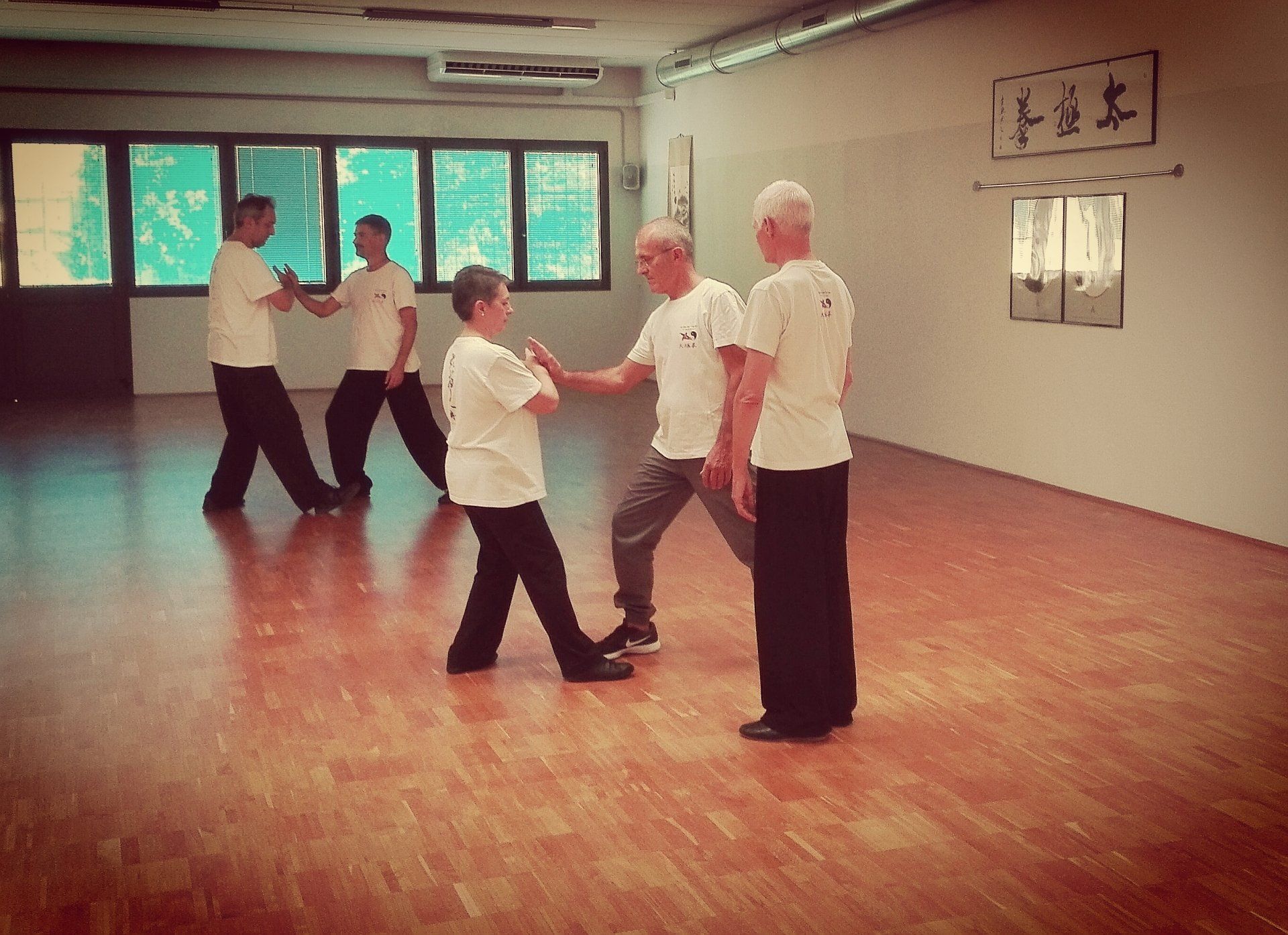 Un gruppo di persone sta praticando arti marziali in una stanza