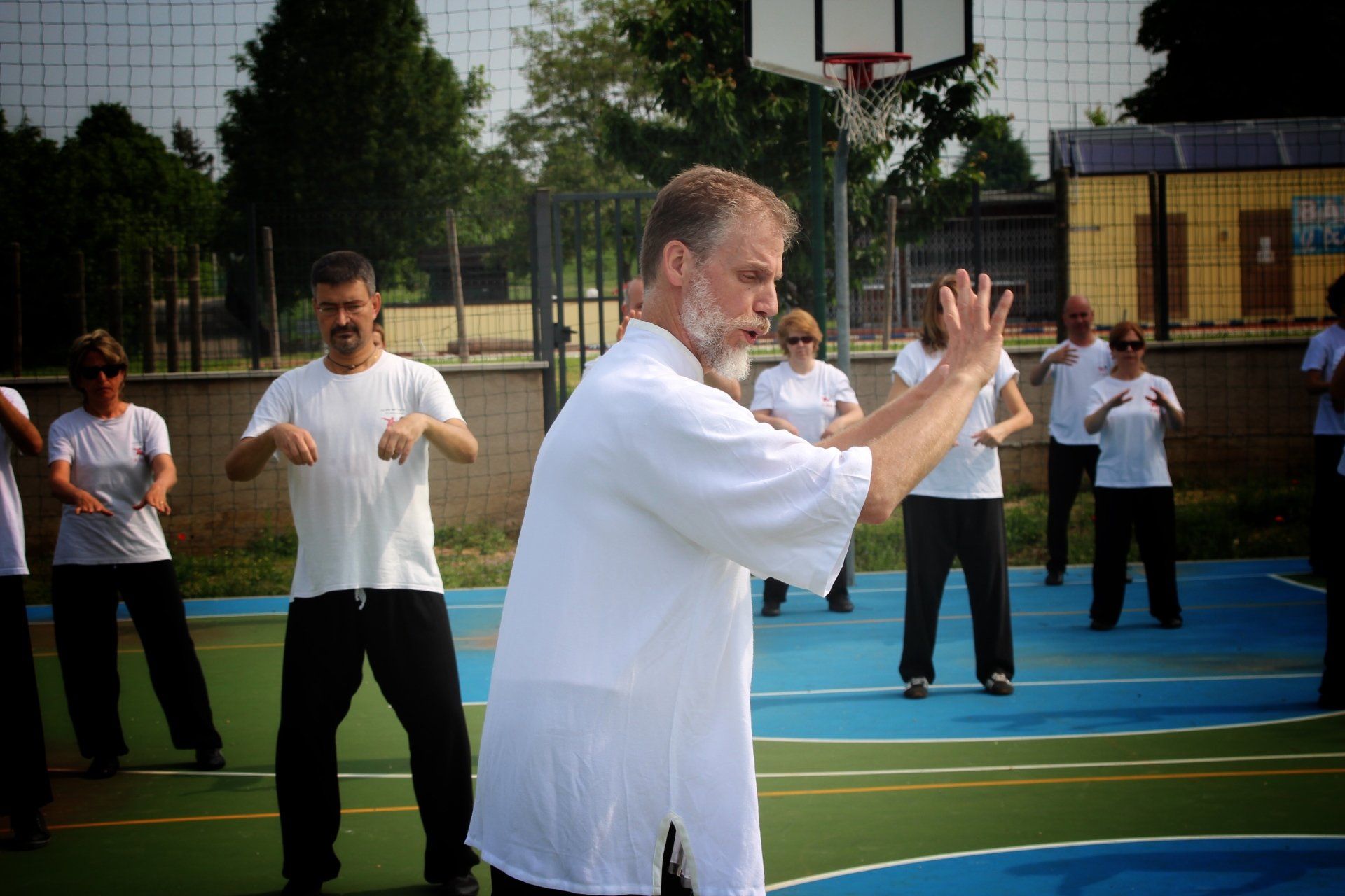 Un gruppo di persone pratica arti marziali su un campo da basket