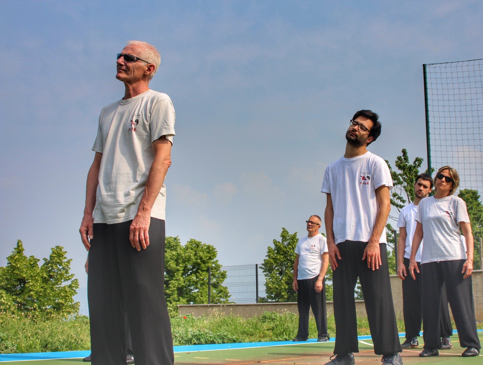 Un gruppo di persone è in fila e guarda il cielo