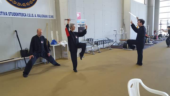 Un gruppo di uomini pratica arti marziali in una palestra.