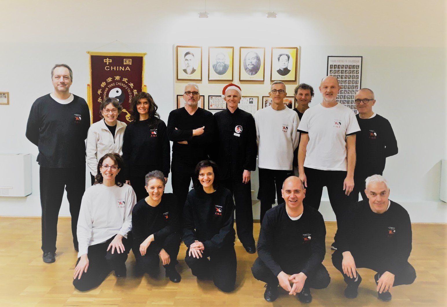 Un gruppo di persone in posa per una foto in una stanza