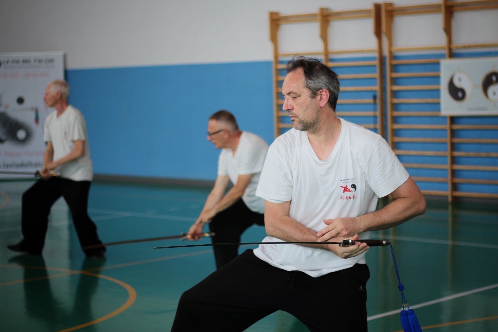 Un gruppo di uomini pratica arti marziali in una palestra.