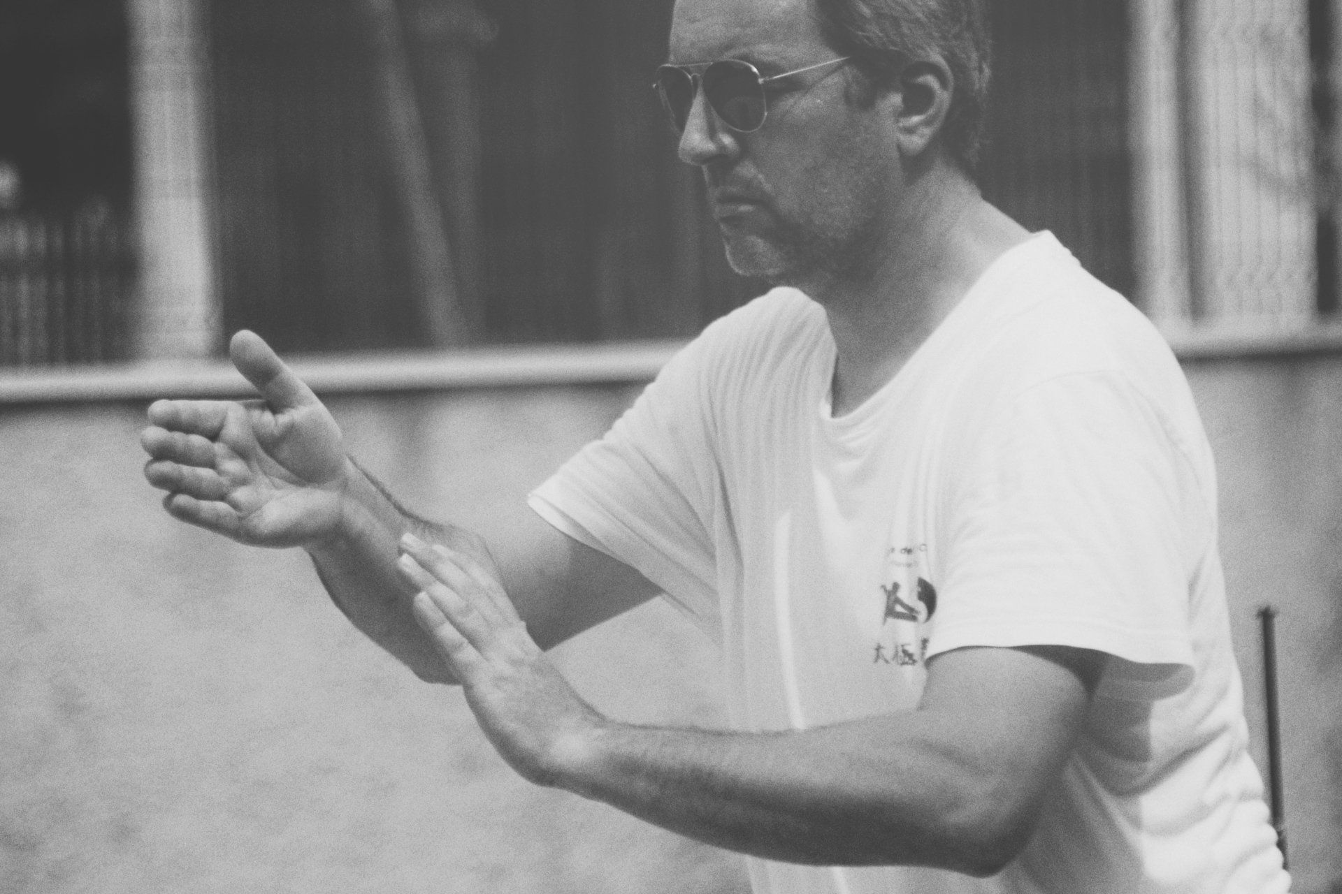 Un uomo con una camicia bianca pratica le arti marziali