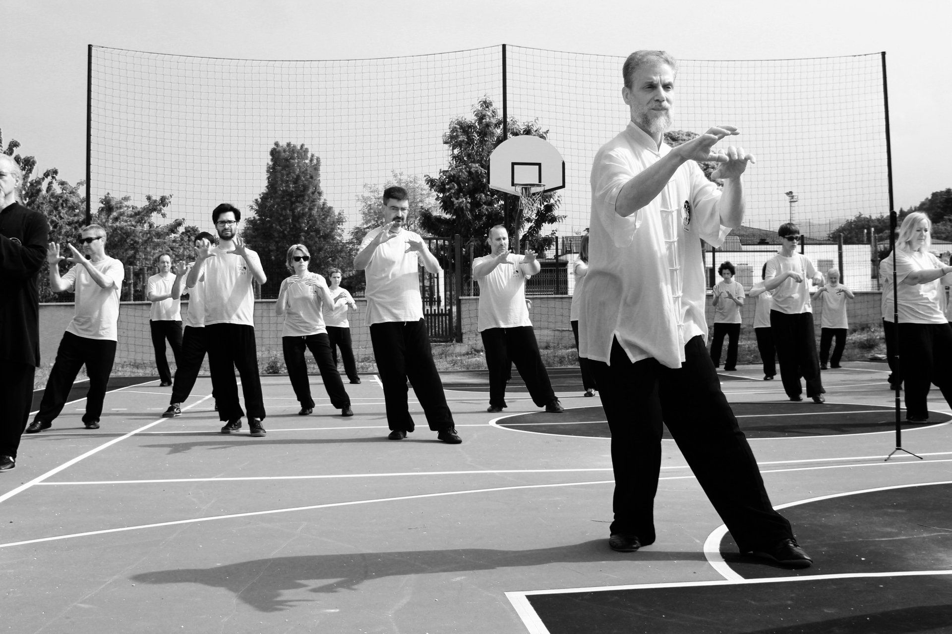 Un gruppo di persone pratica le arti marziali in un campo