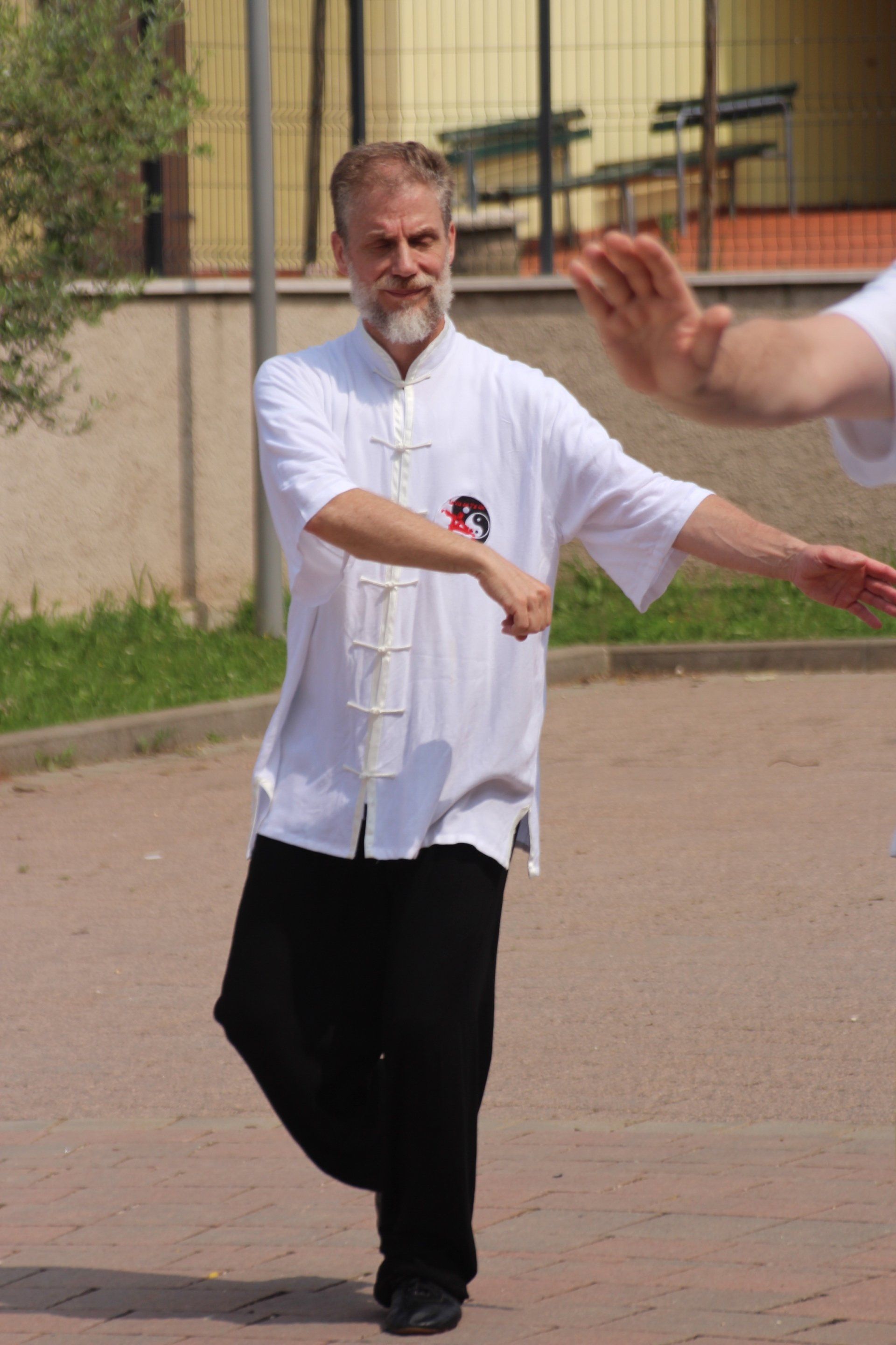 Un uomo con una camicia bianca con la lettera t sopra