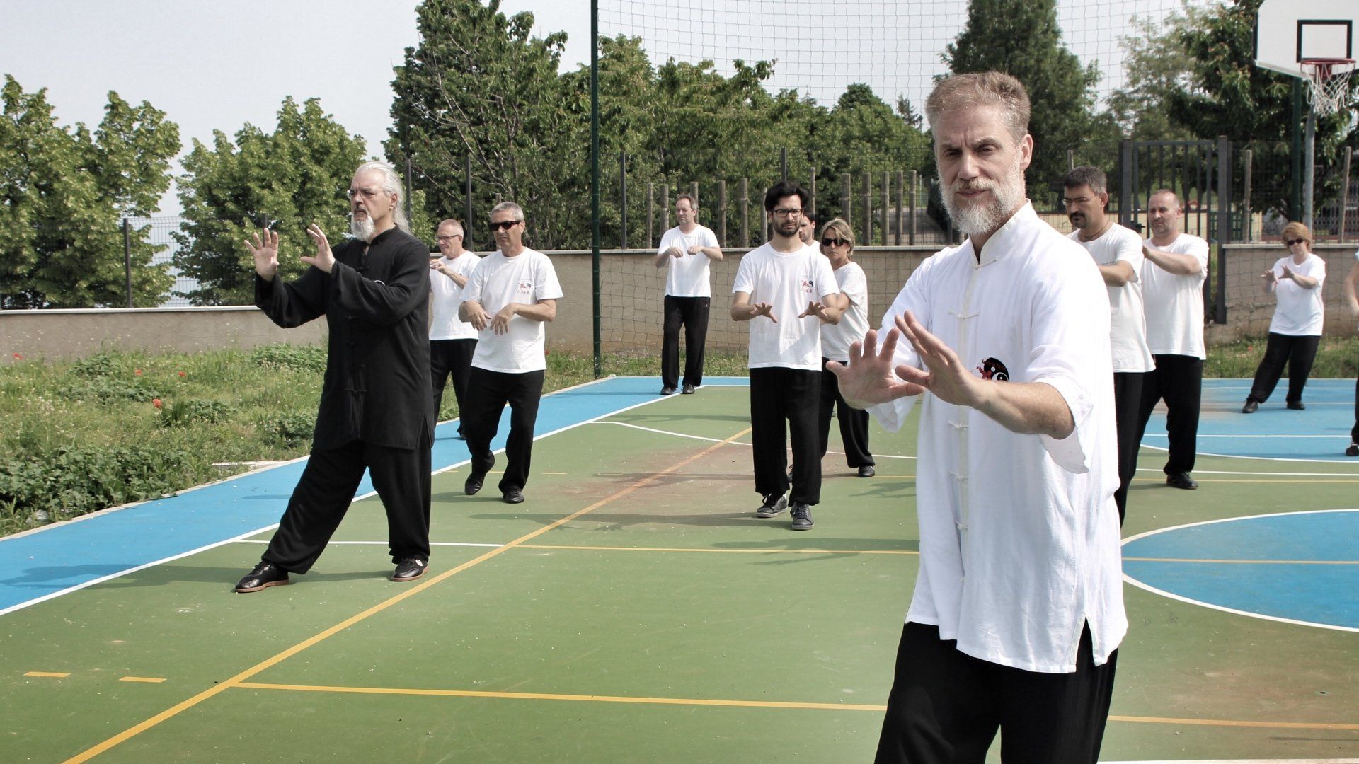 Un gruppo di uomini pratica le arti marziali in un campo