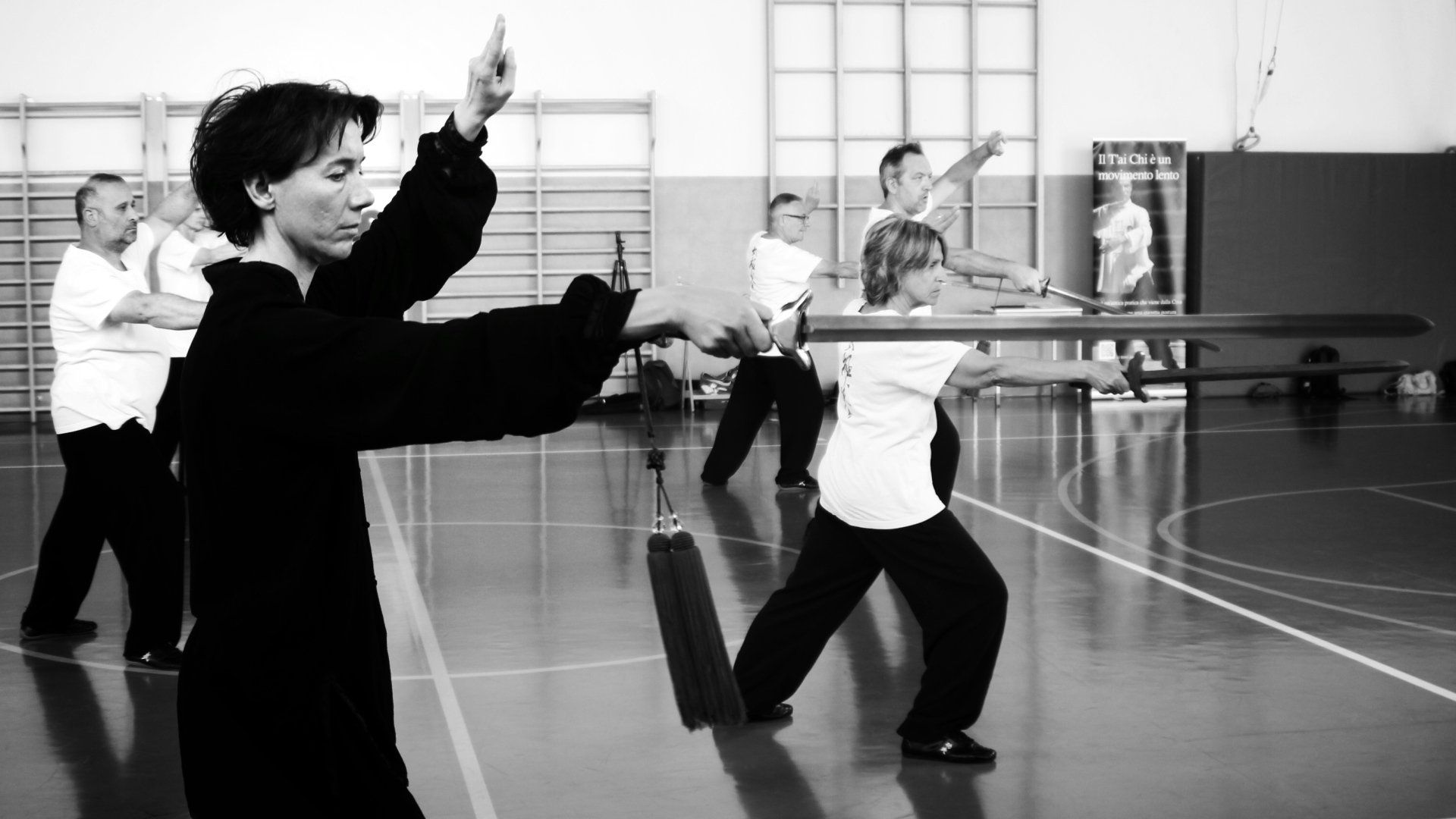 Un gruppo di persone pratica arti marziali in una palestra.