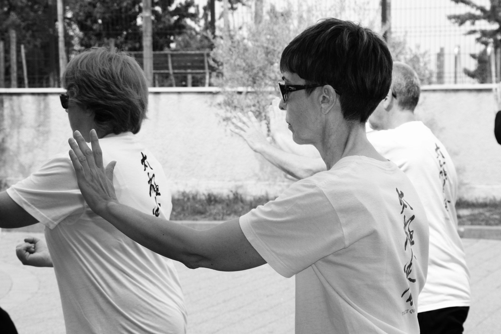 Una foto in bianco e nero di un gruppo di persone che praticano arti marziali