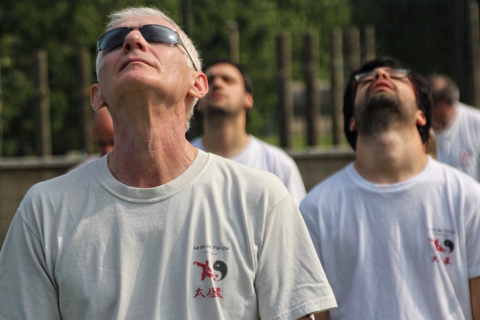 Un uomo con gli occhiali da sole guarda il cielo
