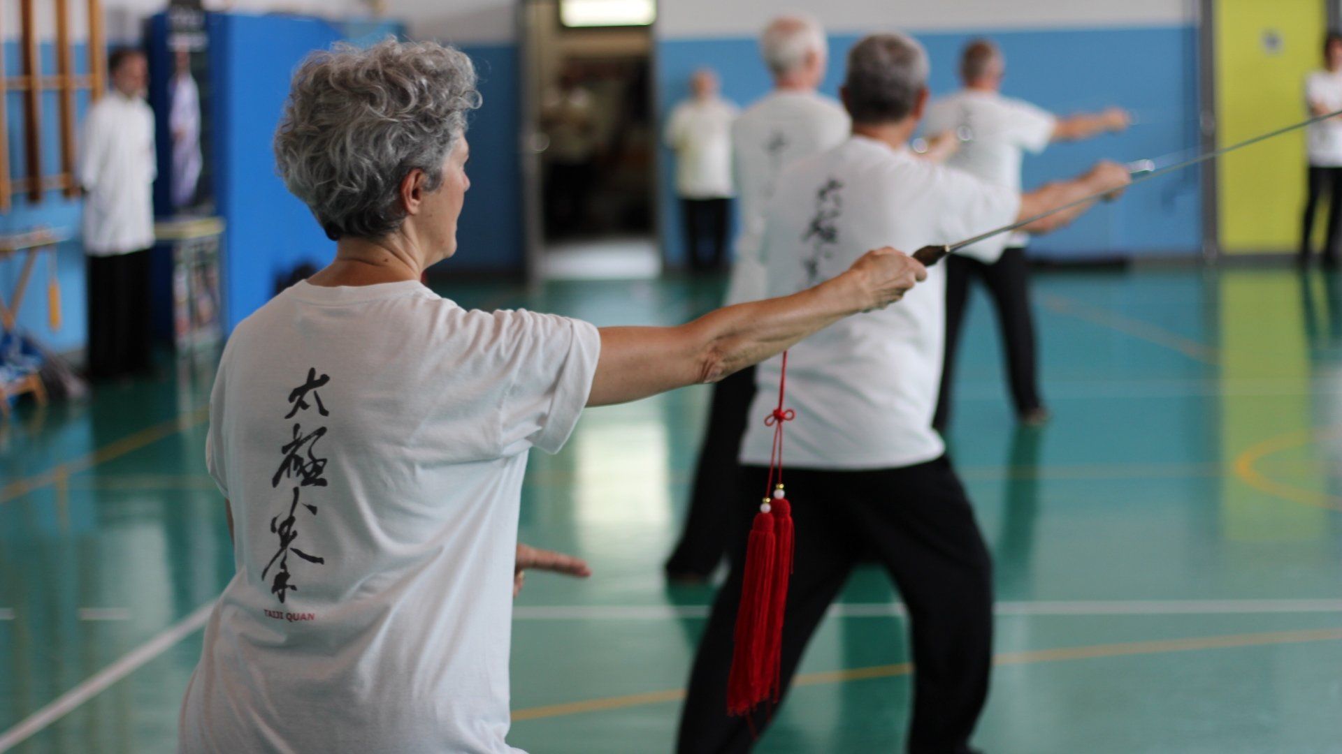 Un gruppo di persone pratica arti marziali in una palestra.