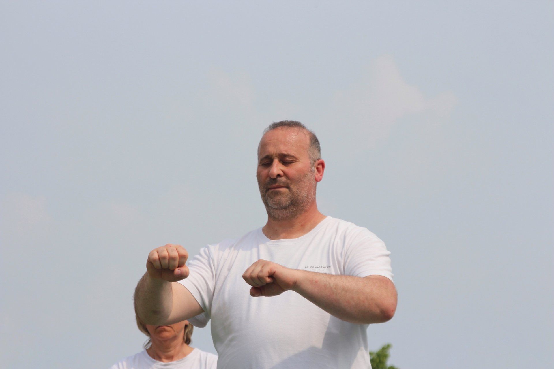 Un uomo e una donna sono uno accanto all'altro in un campo.