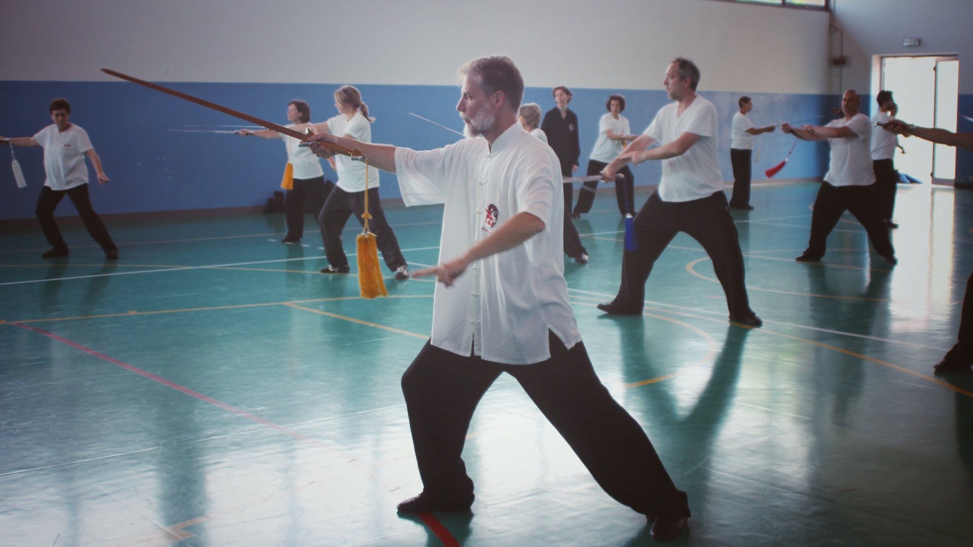 Un gruppo di persone pratica arti marziali in una palestra.