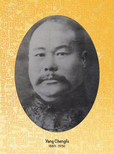Una foto in bianco e nero di un uomo con i baffi di nome Yang Chengfu