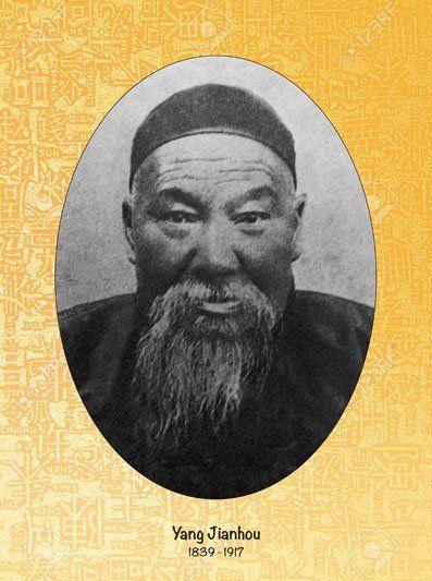 Una foto in bianco e nero di un uomo con barba e cappello.