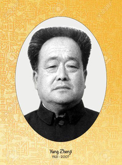 Una foto in bianco e nero di un uomo con gli occhi chiusi.